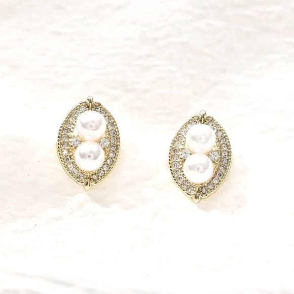 🆕Star Fashion Button Pearl Earrings/Gold tone finish w/zirconia stones.  🤍🤍 - Picture 2 of 3